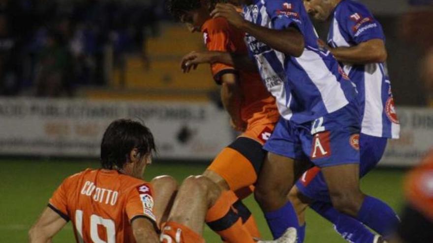 Colotto disputa un balón desde el suelo con dos jugadores del Alcoyano. / lof