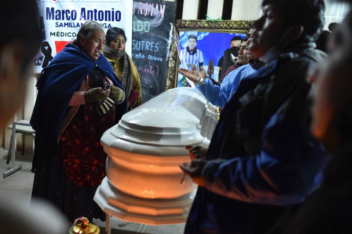 Familiares de los fallecidos en las protestas antigubernamentales reciben los restos en la morgue del Hospital Carlos Monje Medrano, en Juliaca (Perú).