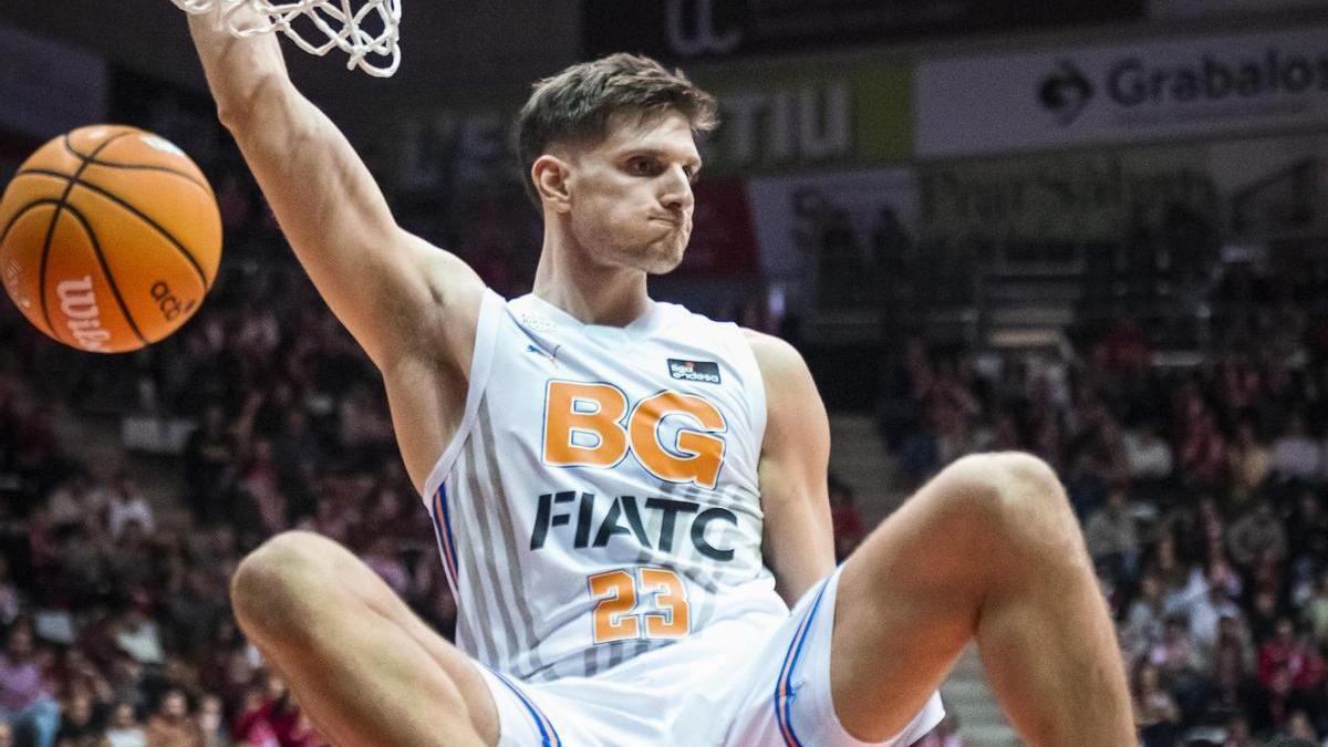 Sergi Martínez fent una esmaixada contra el Breogán a Fontajau.