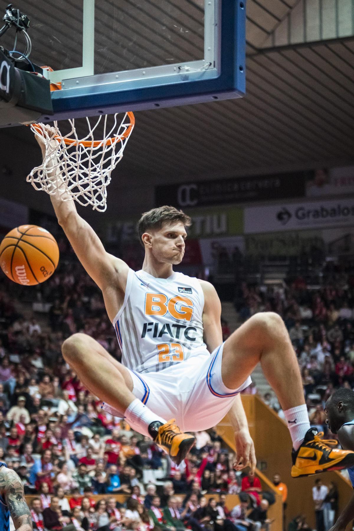 Sergi Martínez fent una esmaixada contra el Breogán a Fontajau.