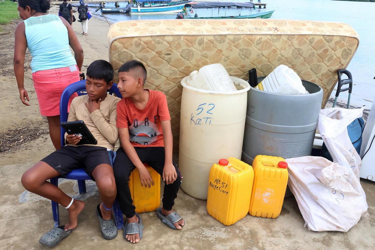 Miembros de la comunidad guna de Gardi Sugdub esperan para ser trasladados, debido al aumento del nivel del mar.