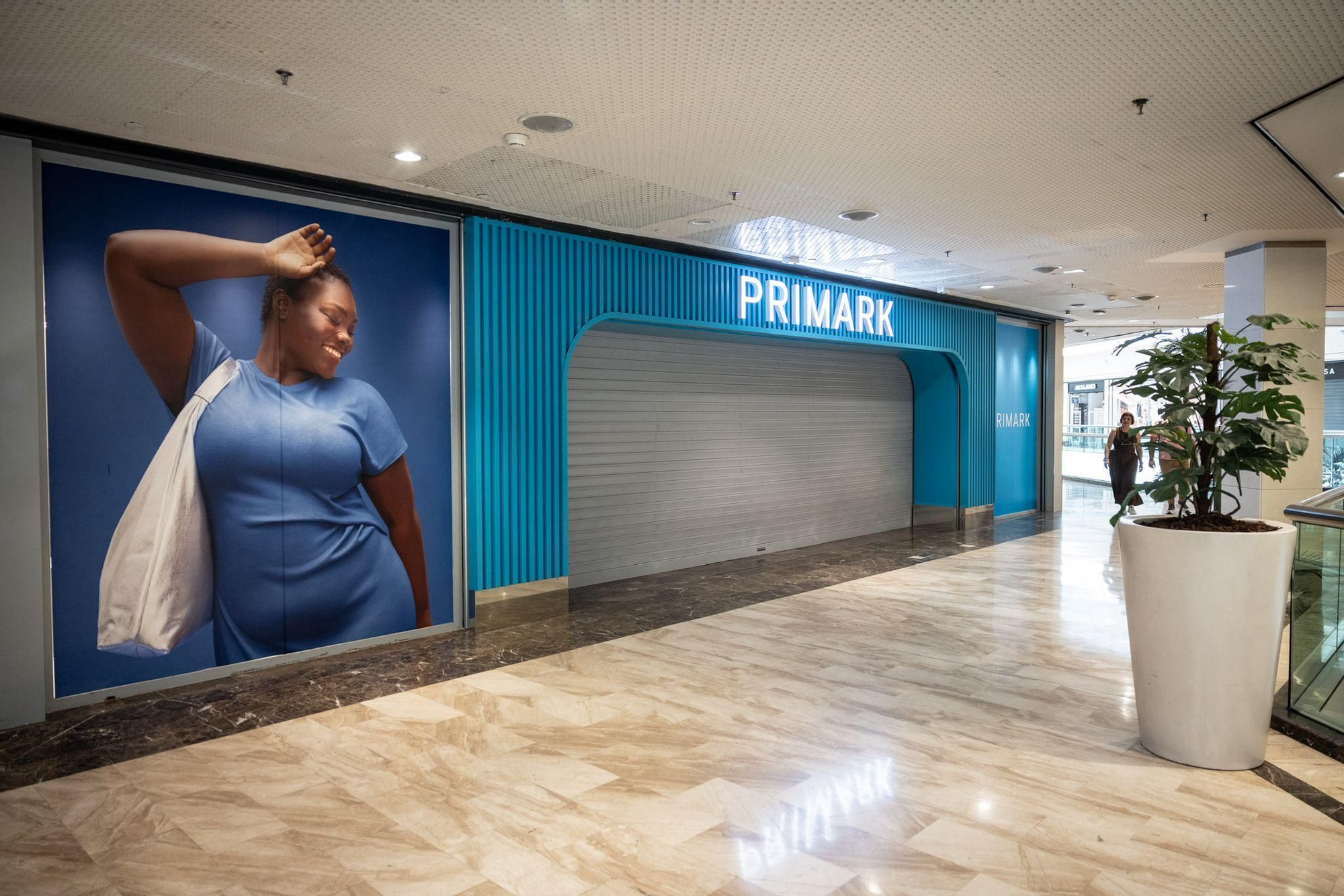 En imágenes | La tienda Primark de Grancasa ya luce el azul de la marca