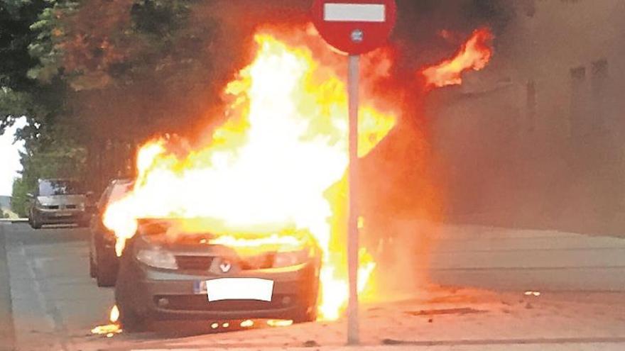 Incendio eléctrico en un coche estacionado