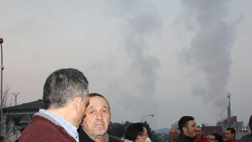 A la izquierda, trabajadores en el exterior de la fábrica de Ence en Navia. A la derecha, cartel colocado en el exterior de la Agencia de Igualdad de Cangas del Narcea. | a. m. s. / p. rodríguez