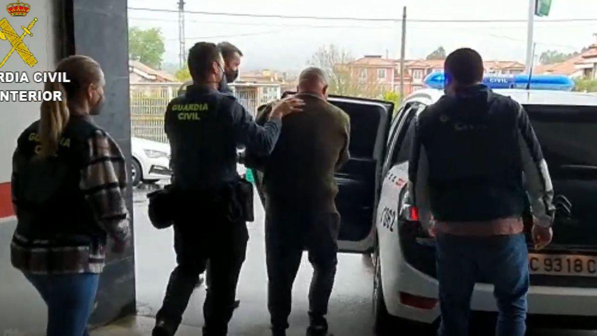 El detenido, con agentes de la Guardia Civil de Gijón