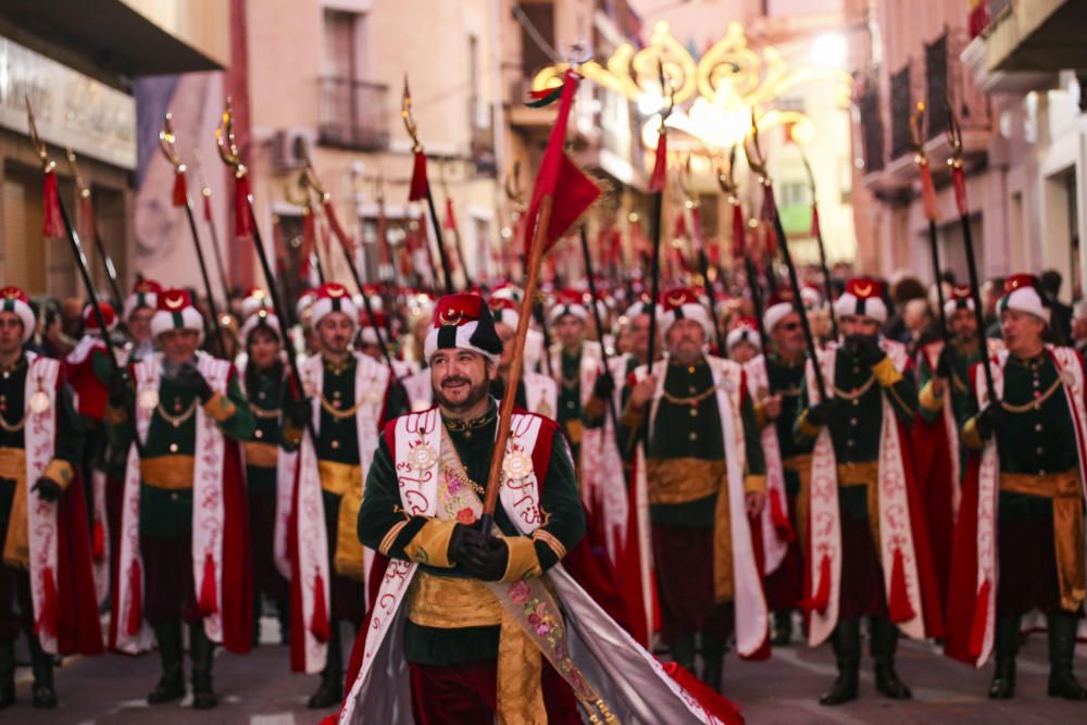 El desfile de La Entrada da la bienvenida a los Moros y Cristianos de Sax