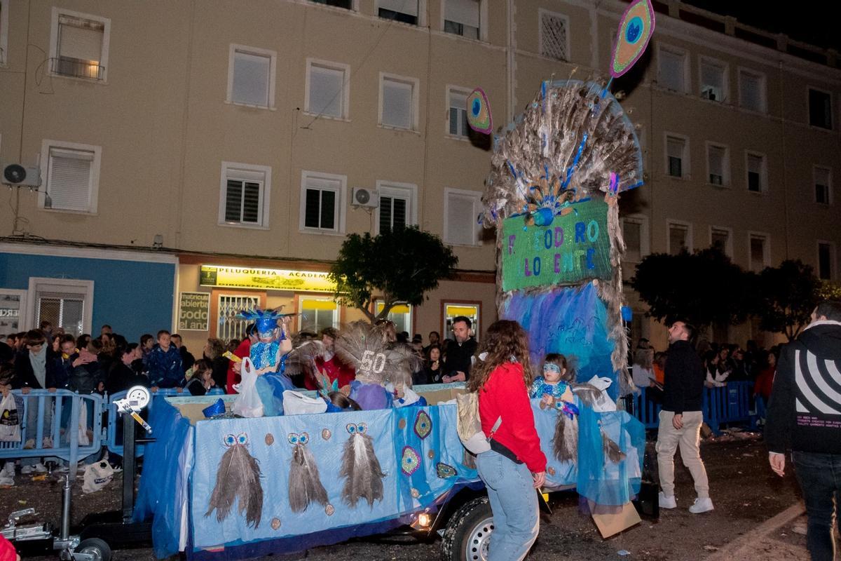 La cabalgata fallera llena de color el Port de Sagunt