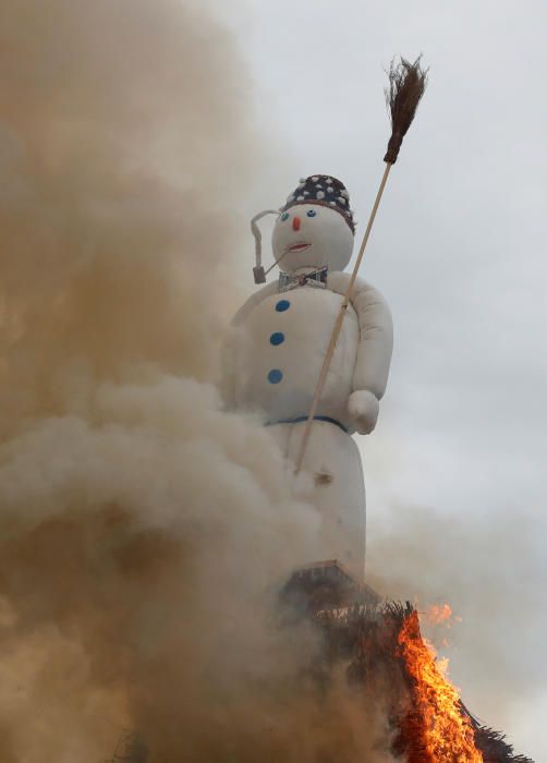 El momento de la "cremà" con la que se despide el invierno