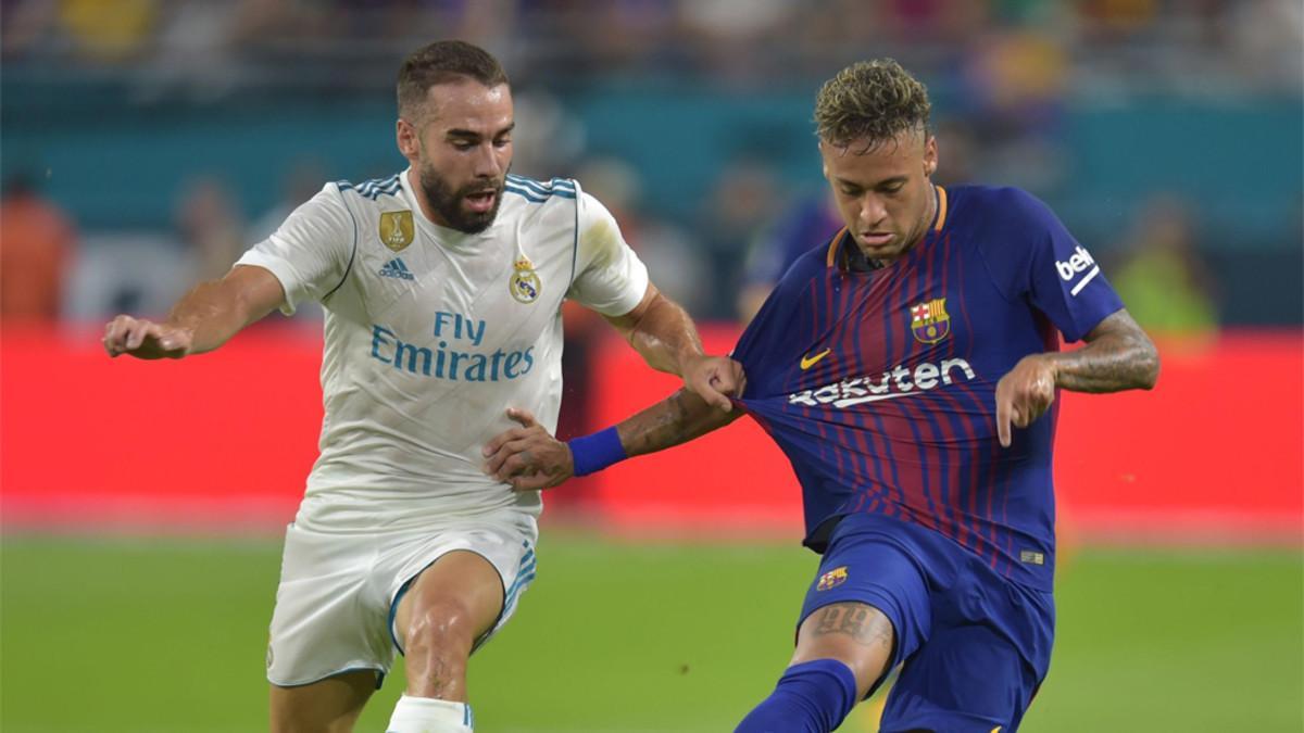 Neymar y Carvajal, pugnando por un balón