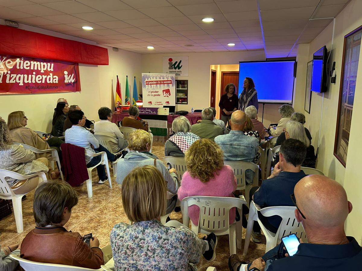 Un instante del acto organizado por Izquierda Unida junto a Juani Rishmawi.