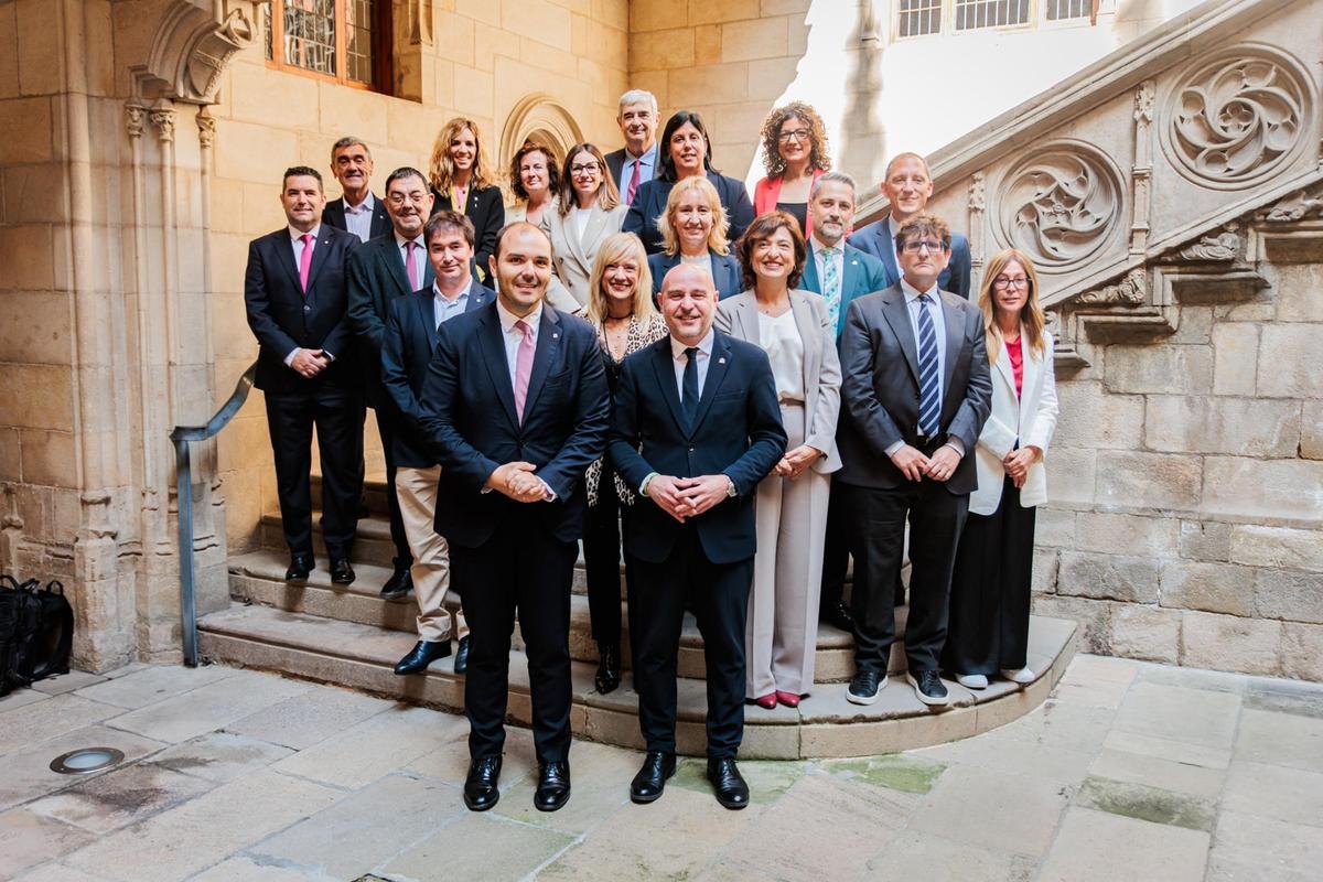 El conseller de la Presidència, Albert Dalmau, junto al delegado del Gobierno en Catalunya, Carlos Prieto, y con delegados territoriales de las dos administraciones. El conseller de la Presidència, Albert Dalmau, junto al delegado del Gobierno en Catalunya, Carlos Prieto, y con delegados territoriales de las dos administraciones.