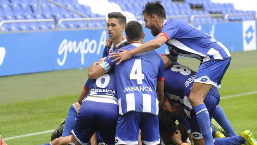 Los fabrilistas celebran uno de los goles marcados en la ida en Riazor.