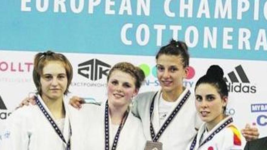 Sara Rodríguez, primera por la derecha, en el podio del Europeo.