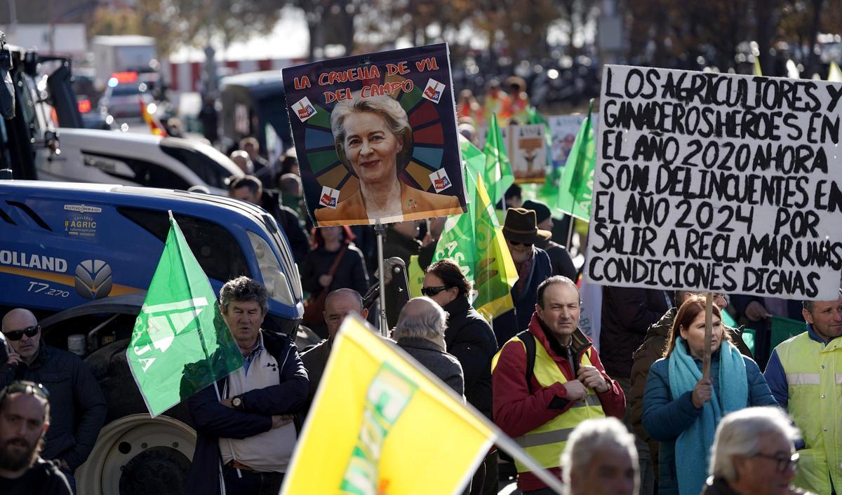 Protesta de agricultores y ganaderos ante el Ministerio de Agricultura, en Atocha, contra el acuerdo de libre comercio de Europa y Mercosur.