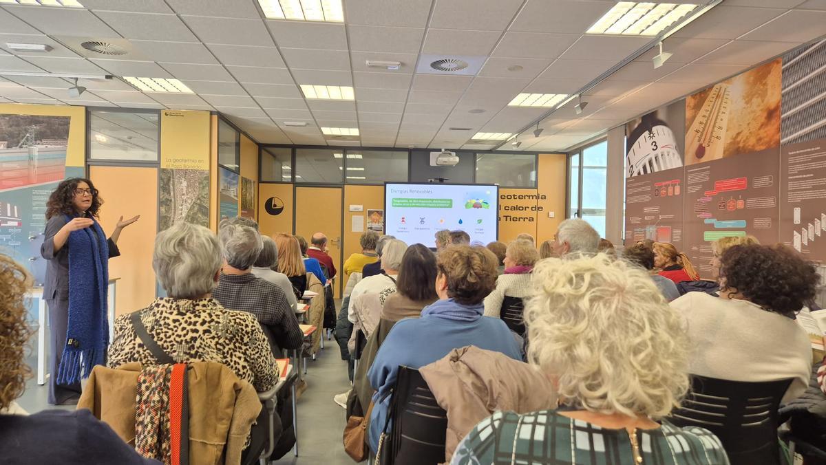 Alumnos del programa para mayores del campus de Mieres, durante la visita al aula de geotermia.