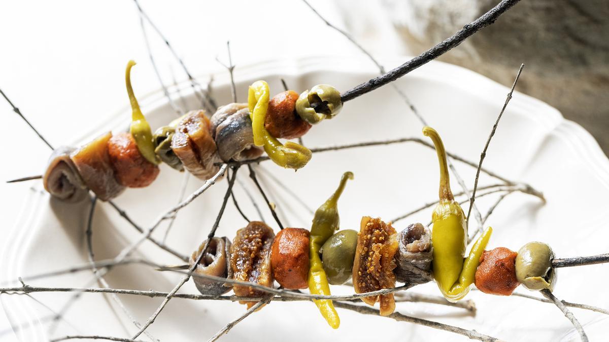 Eine in Spanien typische gilda: Ästhetisch angerichtete Spieße mit Fleisch, Fisch und Gemüse