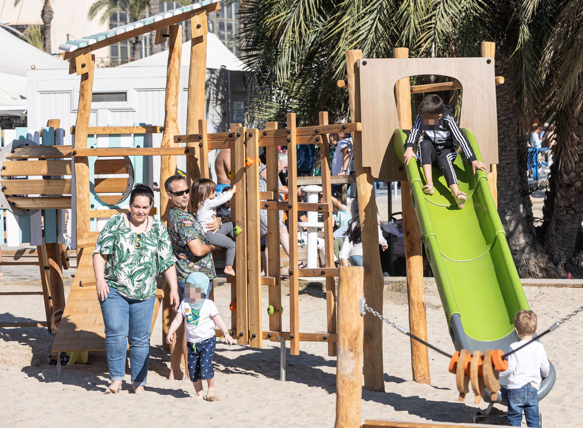 Así son los nuevos juegos infantiles en las playas de Alicante