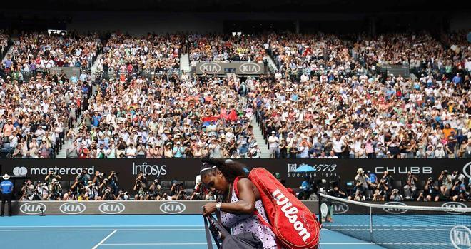 La estadounidense Serena Williams sale de la cancha tras perder contra la china Wang Qiang en su partido individual femenino en el quinto día del torneo de tenis del Abierto de Australia en Melbourne.