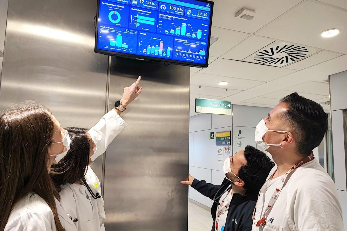 Professionals del Trueta consultant la pantalla de control