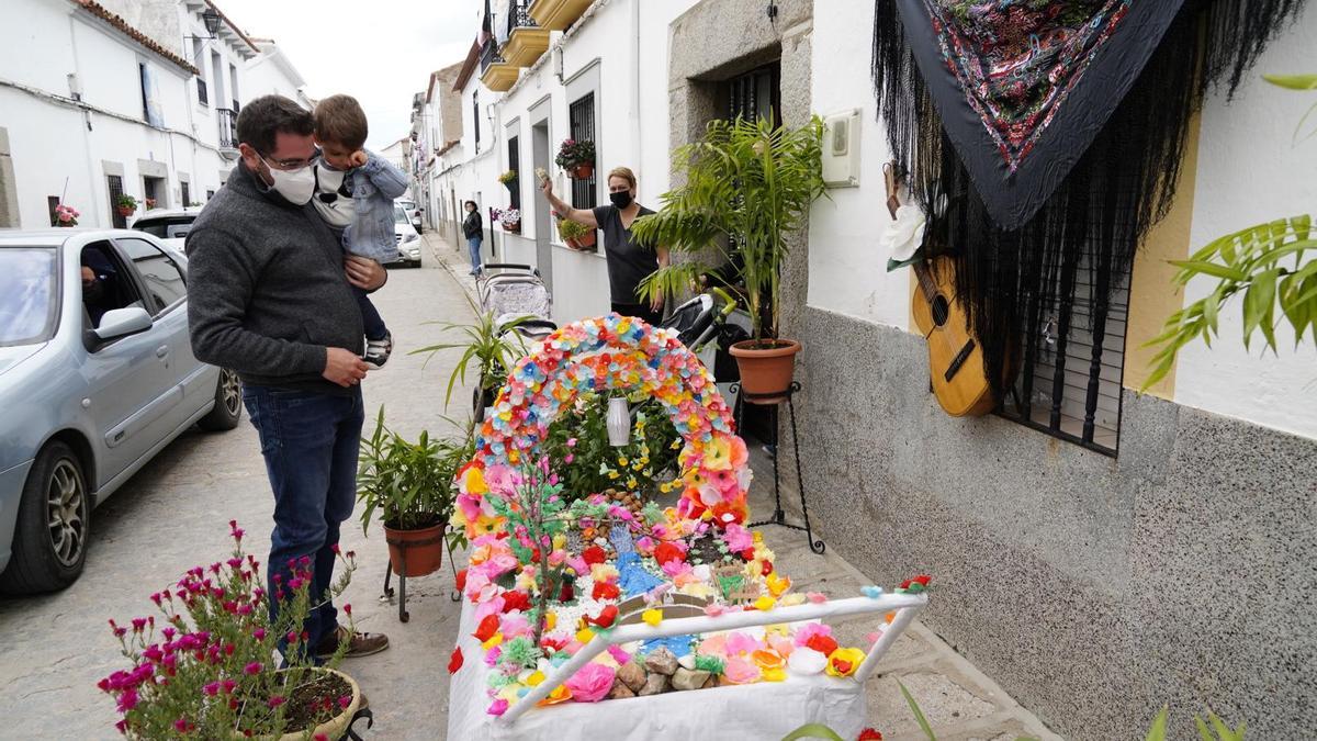 Adorno floral en una calle de Villaralto, por la Divina Pastora.