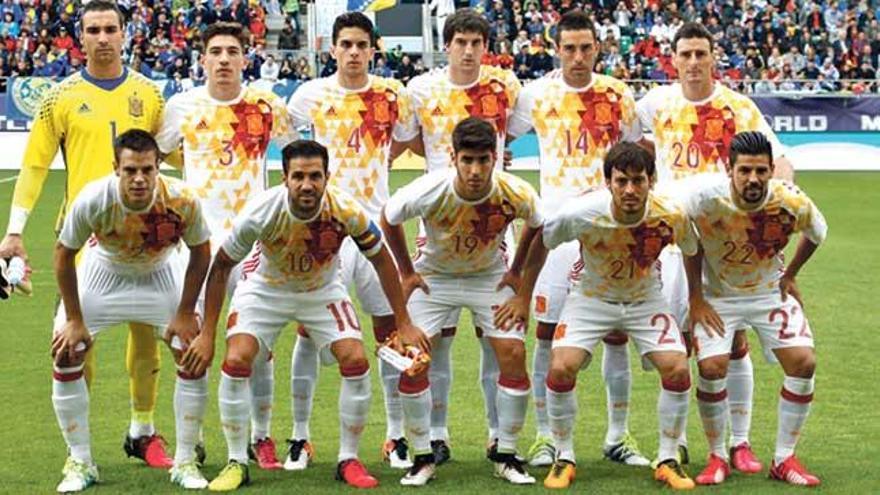 Once inicial ante Bosnia con Asensio (abajo, en medio)