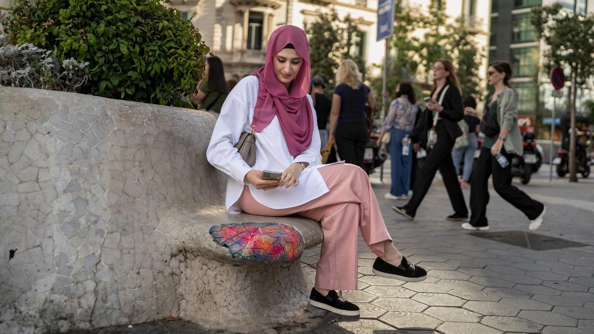 Una turista fotografía un parche modernista.