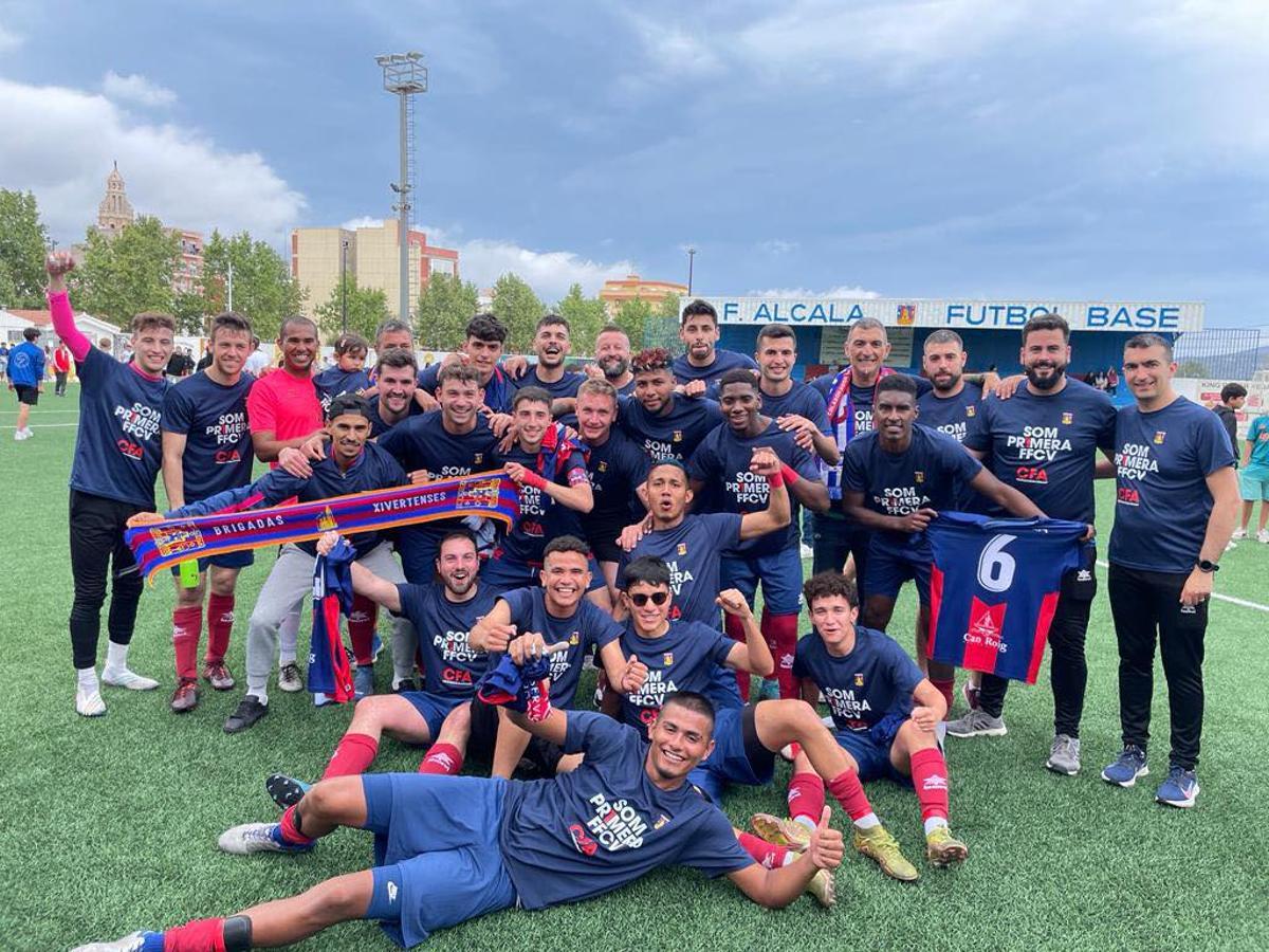 Los jugadores y cuerpo técnico del Alcalà festejan el ascenso en el San Fernando.