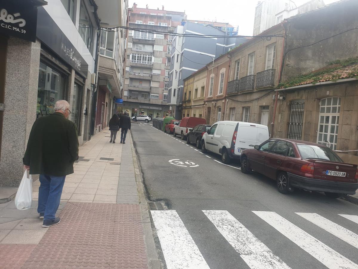 La línea de aparcamientos en la calle Vicente Risco se ha trasladado al otro lado de la calle para coincidir con los nuevos contenedores, que son de carga lateral.