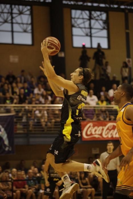 03/09/2016.Partido de baloncesto amistoso entre el Iberostar Tenerife y el Herbalife Gran Canaria..Pabellón Tenerife Top Training