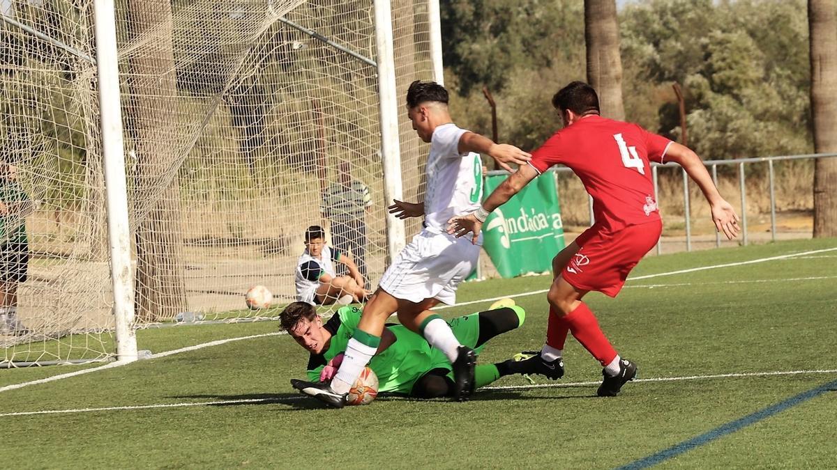 Lance del encuentro entre el Córdoba CF B y el Ceuta B en la Ciudad Deportiva.