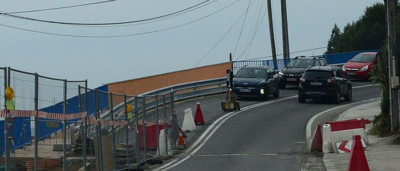 Coches, esta semana, esperando en los semáforos de obra. |   G.N.