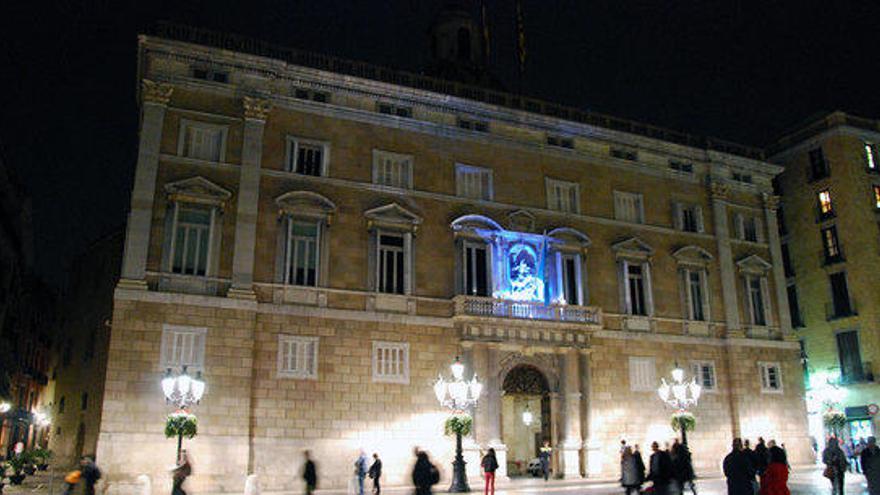 La façana de la Generalitat de blau.