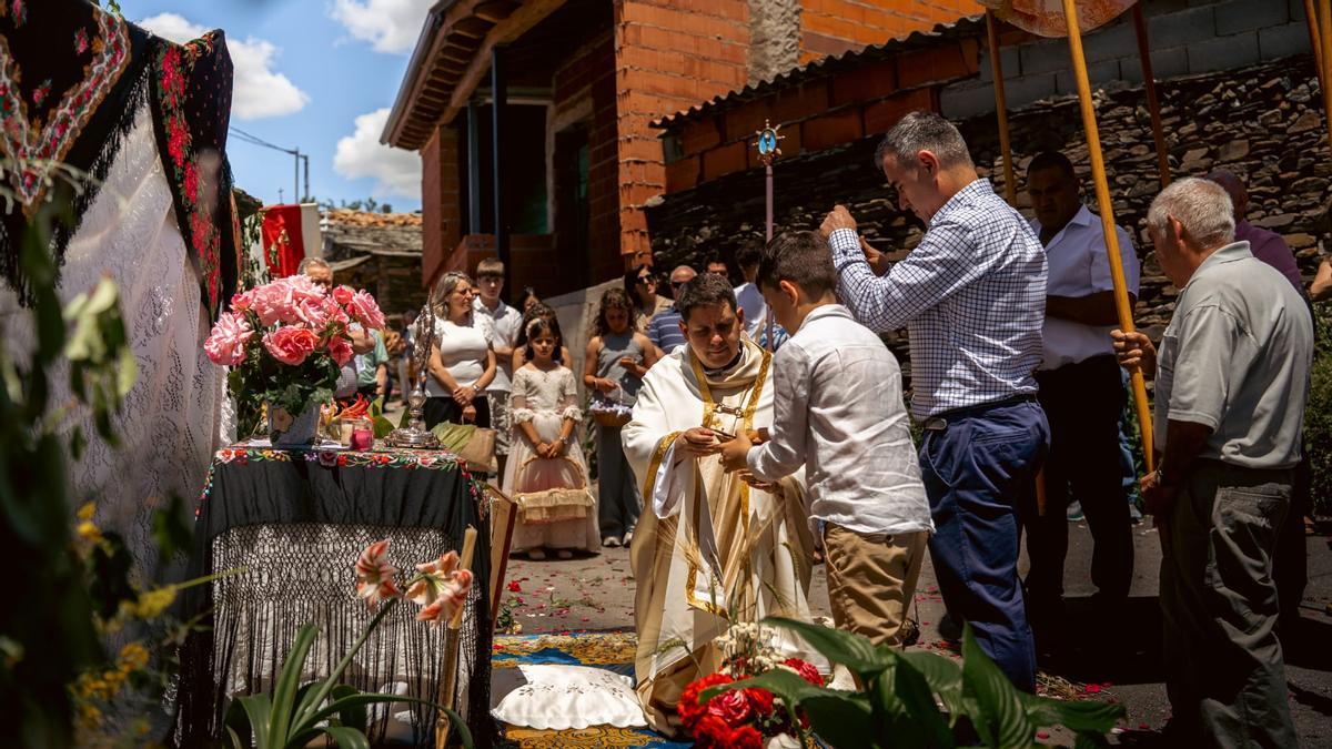 GALERÍA | Bercianos de Aliste revive con profunda devoción el Corpus Christi