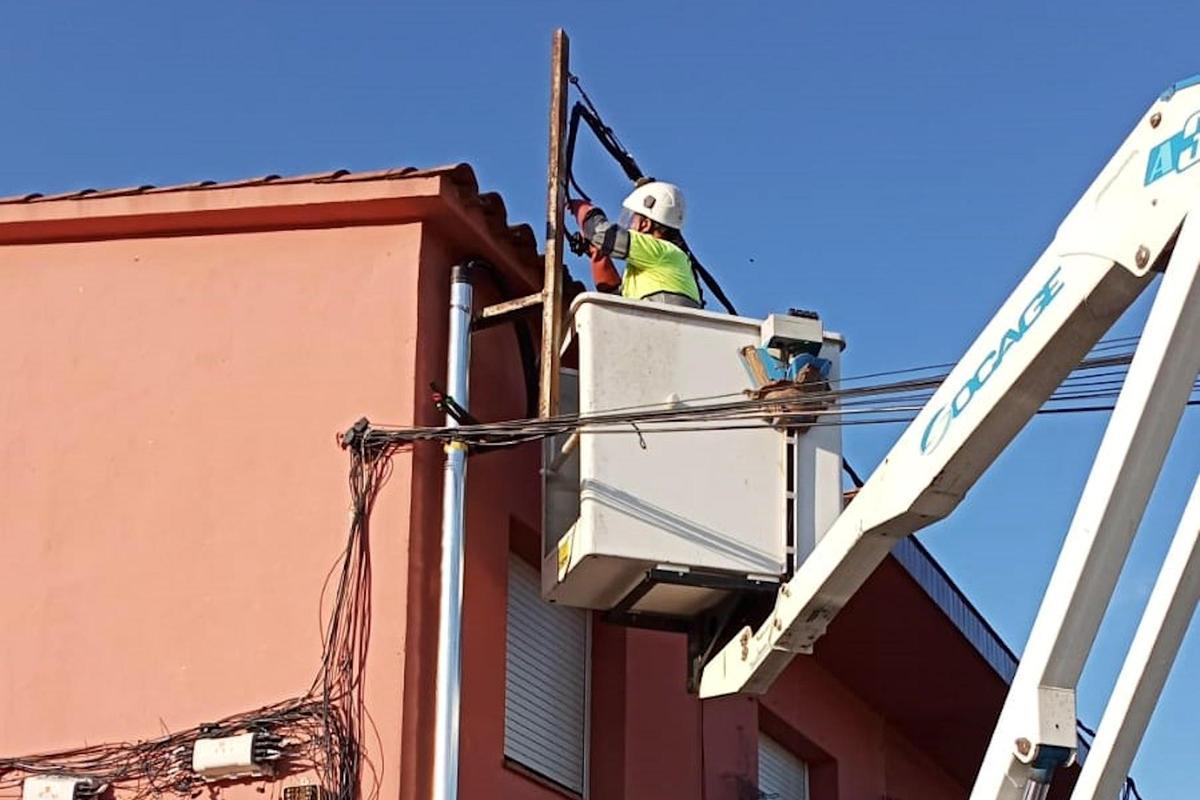 Tècnic d'Endesa supervisant una instal·lació exterior