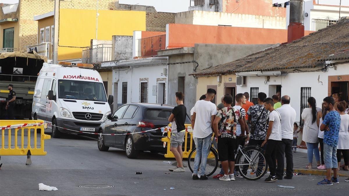 La Policia Nacional y la Unidad Militar de Emergencias  UME  desarrollan desde esta manana una operacion en una vivienda de Dos Hermanas  Sevilla   donde se han encontrado restos humanos enterrados en hormigon