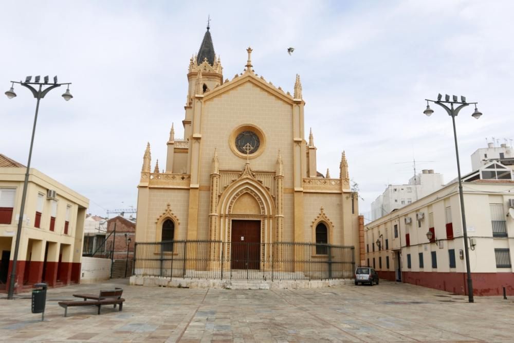 El barrio de La Trinidad, vacío en la mañana del Sábado de Pasión por la suspensión del traslado de Jesús Cautivo y la Virgen de la Trinidad.