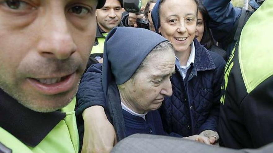 Sor María, a la izquierda, a la salida del Juzgado de Madrid donde estaba citada.