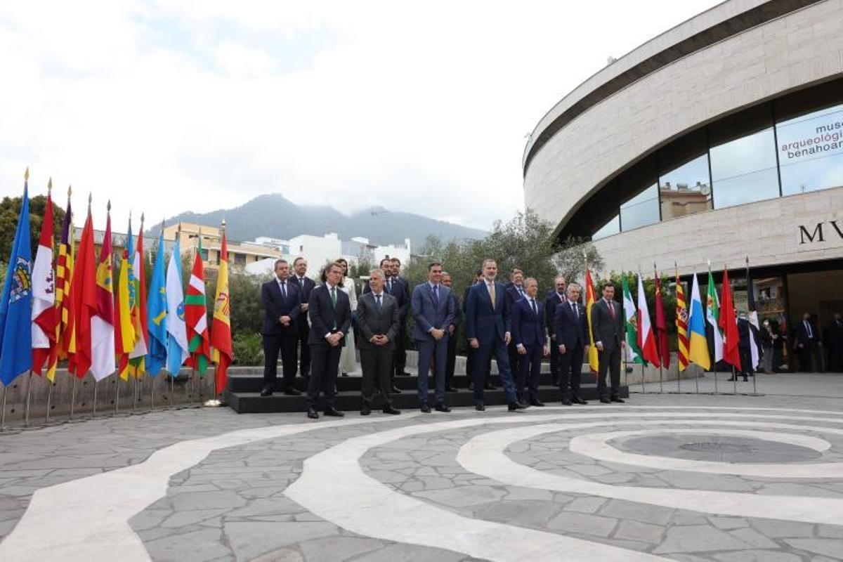 Foto de familia de la XXVI Conferencia de Presidentes, con el Rey, Pedro Sánchez y todos los presidentes autonómicos menos Pere Aragonès, en Los Llanos de Aridane, La Palma, este 13 de marzo de 2022.