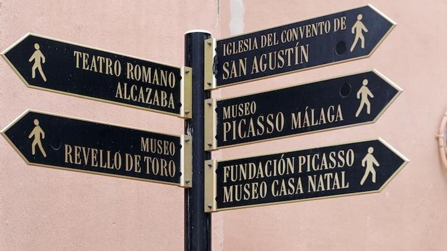 Señalética de los museos en el Centro de Málaga.