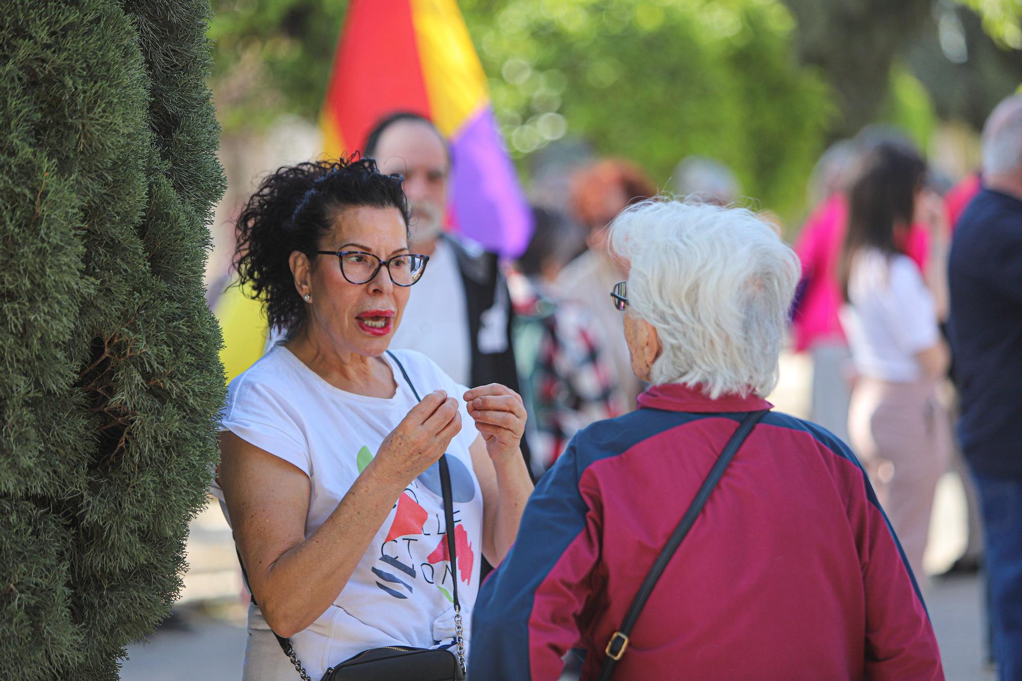 Concentración en el cementerio de Alicante por las personas fueron fusiladas y enterradas por el régimen franquista en fosas comunes