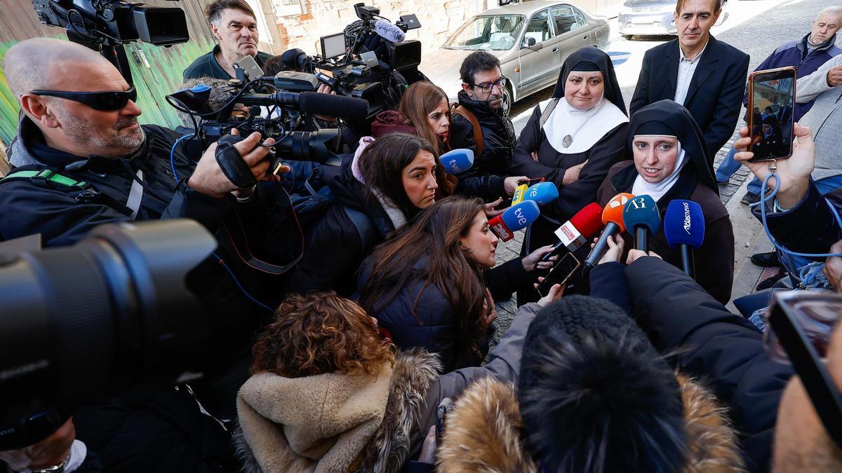 Dos exmonjas de Belorado ofrecen declaraciones a la prensa.