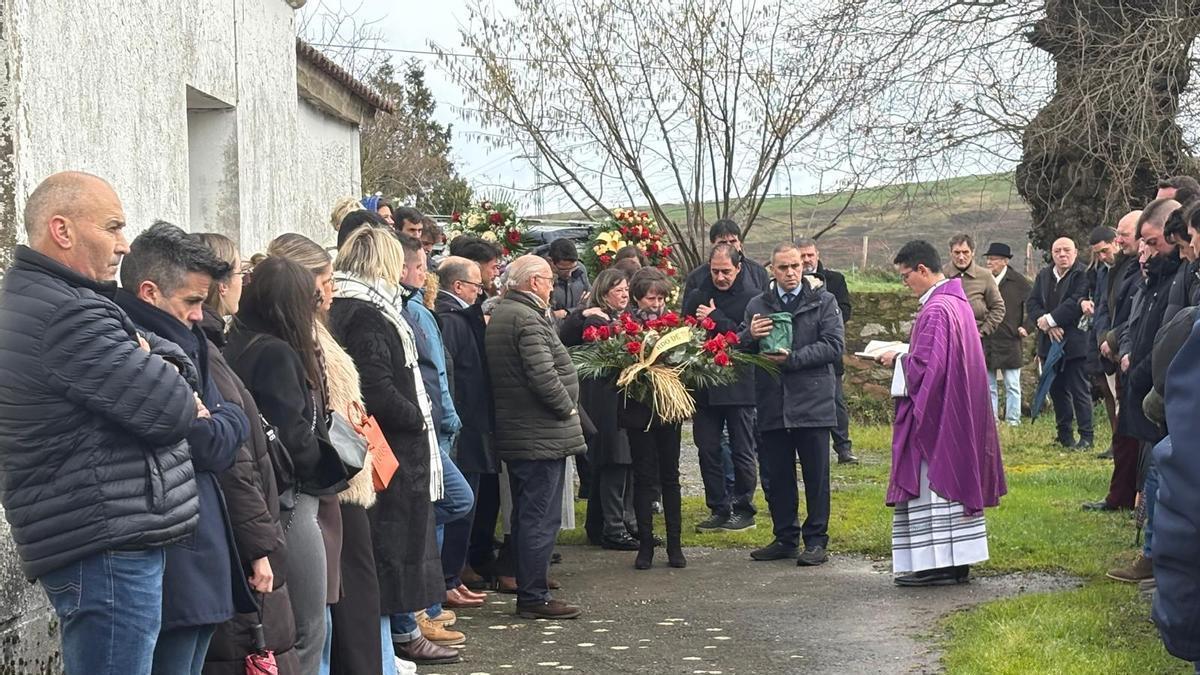 FUNERAL HOSTELERO CASA EMBURRIA: Multitudinaria despedida del hostelero de  Casa Emburria Manel Arias: “Es muy injusto, estaba como un roble”
