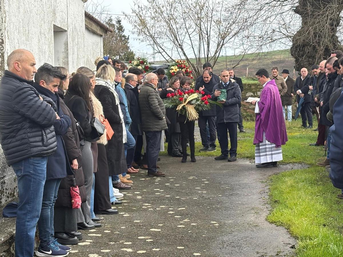 El sacerdote, Jonathan Solano, recibe las cenizas a la entrada de la iglesia.