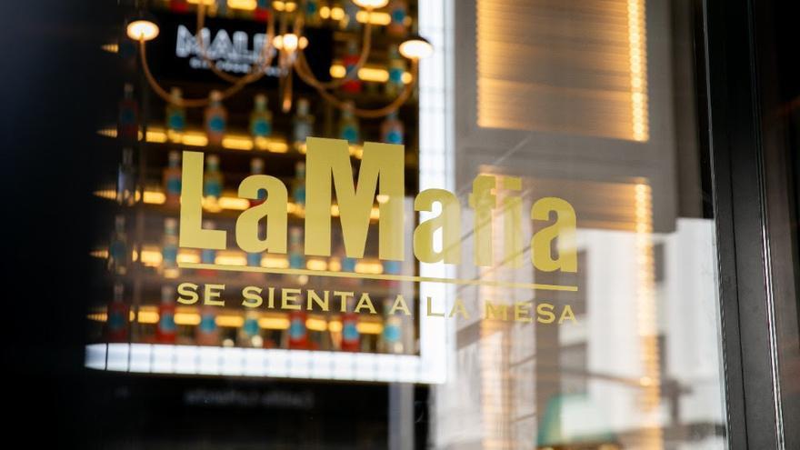 Exterior restaurante La Mafia se sienta a la mesa