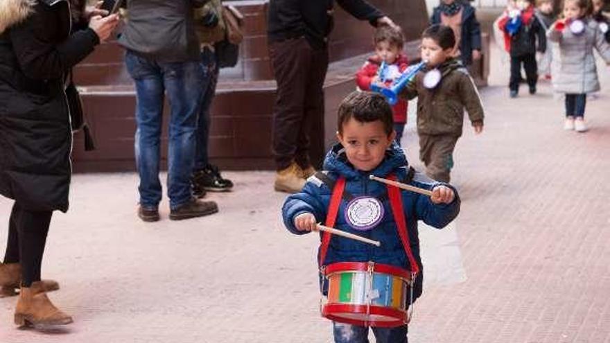 Lucas toca el tambor con brío.