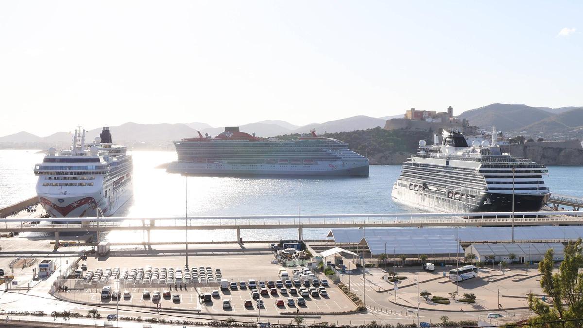 Imagen de archivo de la llegada de tres cruceros a es Botafoc.