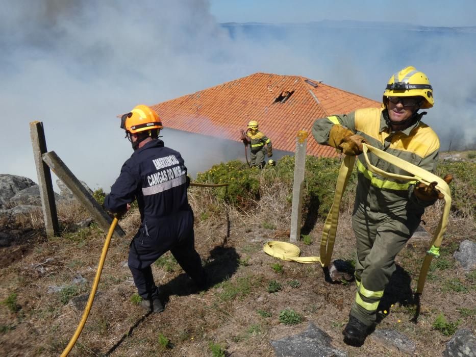 Las exhaustas labores de extinción del incendio de Cangas. // S. Álvarez