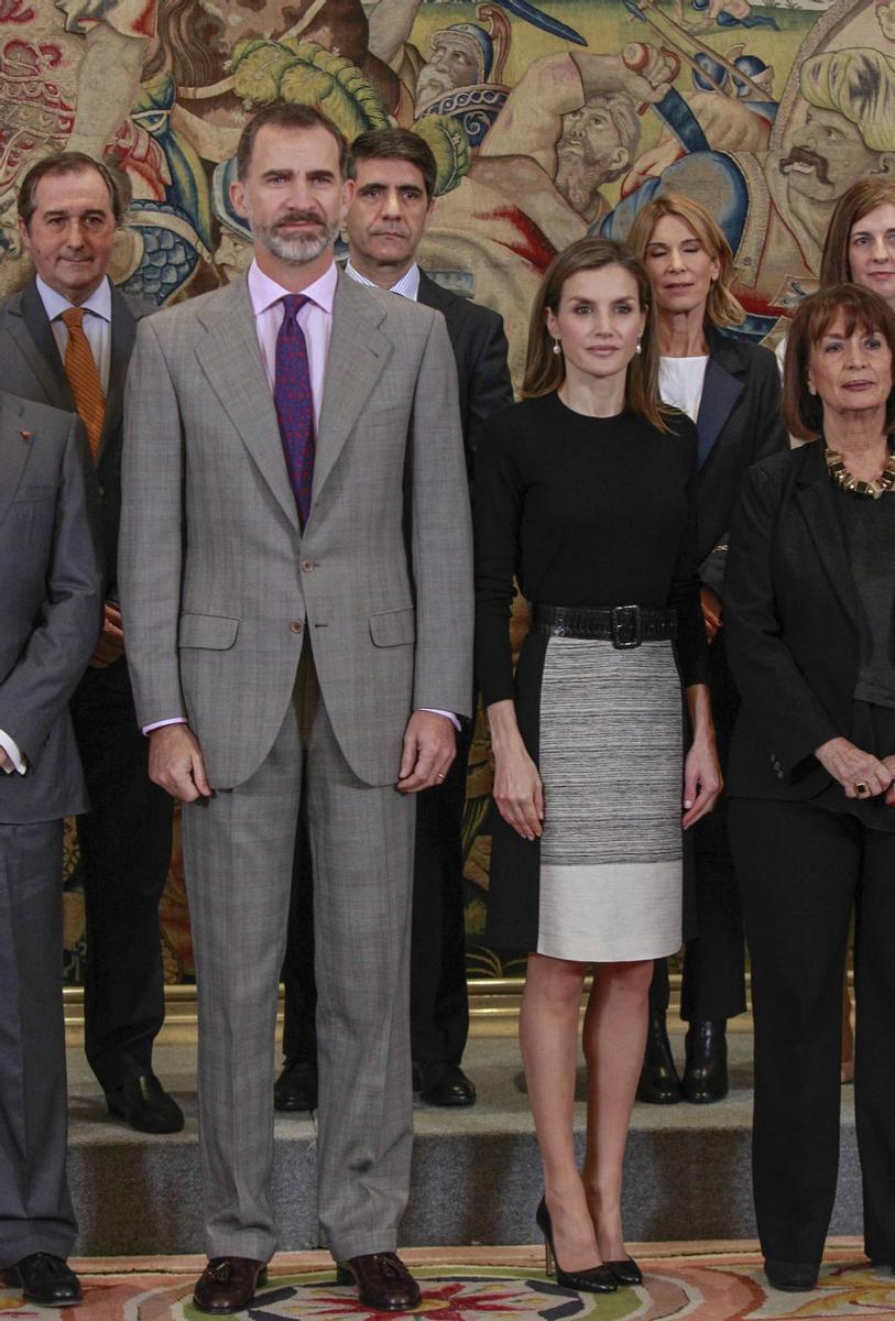 Letizia Ortiz con falda tricolor de Hugo Boss