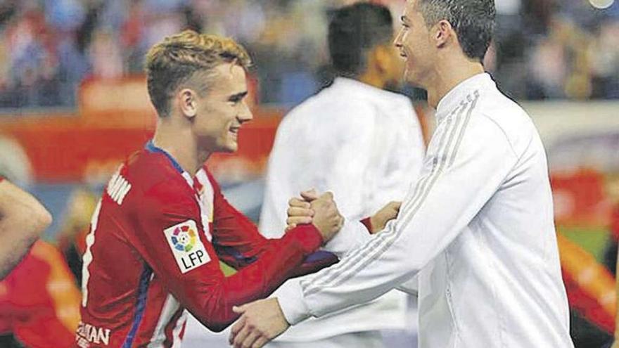 Griezmann y Cristiano Ronaldo se saludan antes de un partido.