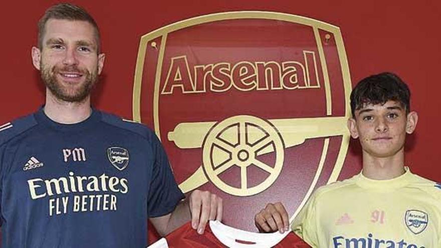 Imagen de Charlie publicada en las redes del Arsenal el día que firmó su contrato profesional